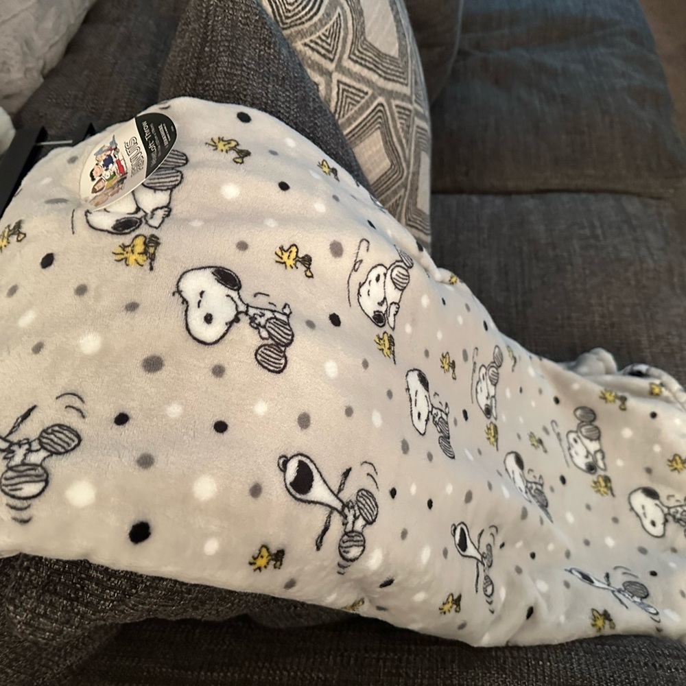 Peanuts polka dot throw